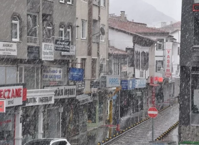 NİSAN’A 2 KALA TOKAT’TA LAPA LAPA KAR