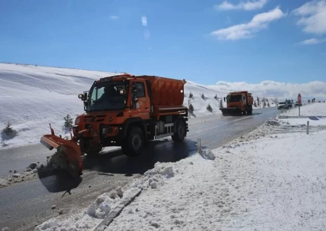 TOKAT-SİVAS KARAYOLUNDA KAR KÜREME ÇALIŞMASI