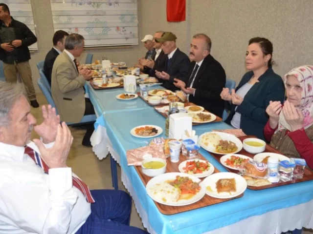 huzurevi yaslilari iftar sofrasinda biraya geldi 334760.webp