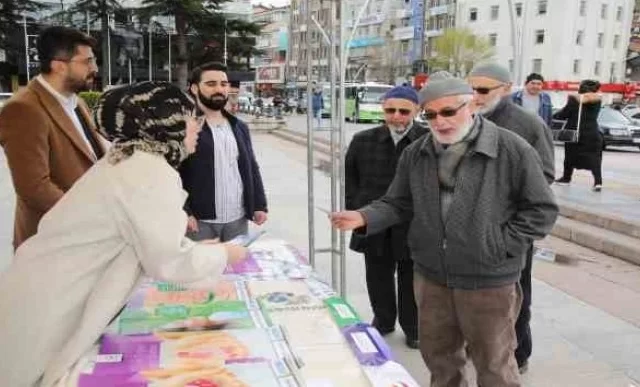 Kurdukları stantla halkı bilgilendirdiler