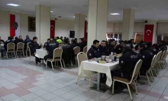 polis ekipleri sahur sofrasinda bir araya geldi.webp