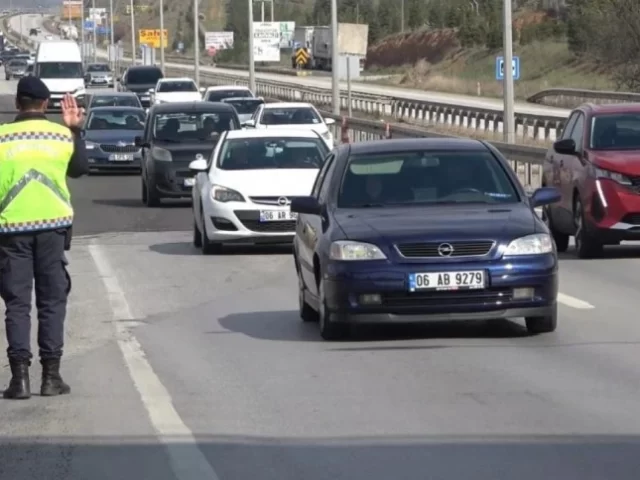 Tatilciler yollara akın etti, 43 ilin geçiş güzergahında trafik yoğunluğu