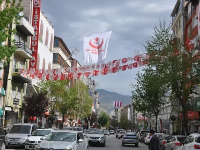 TOKAT’TA CADDELER PARTİ BAYRAKLARIYLA DONATILDI