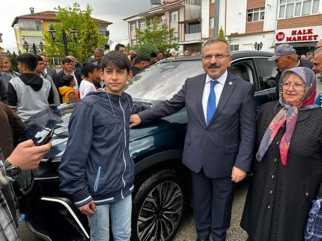 Ak Parti Tokat Milletvekli Yusuf Beyazıt; Adım adım, kapı kapı gençlerimizle ve esnaflarımızla hemhal olmaya devam ediyoruz.