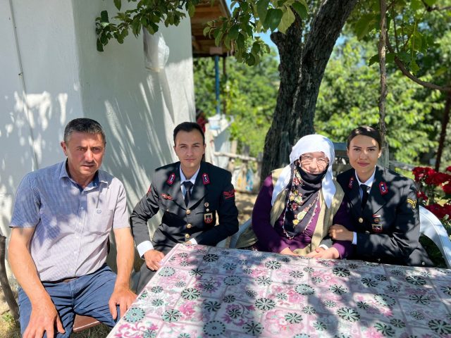 Tokat İl Jandarma Komutanlığı, Bayramda Şehit yakınlarını unutmadı