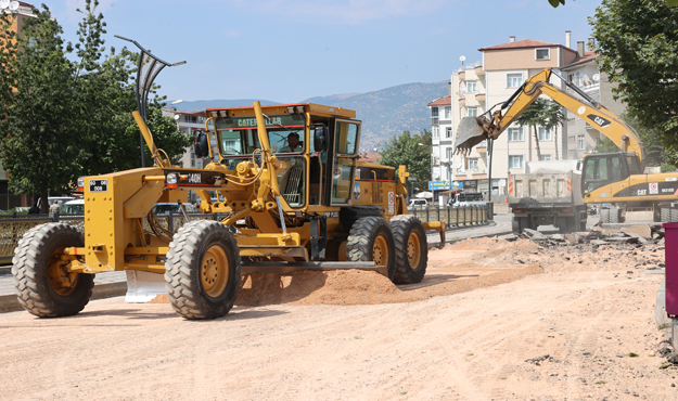 Tokat Belediye Başkanı Eyüp Eroğlu, Behzat Bulvarında sona yaklaşan asfaltlama çalışmalarını yerinde inceledi.