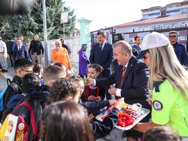 Tokat Valisi Hatipoğlu Okul Servislerini Denetledi Öğretim Yılının Başlangıcında Öğrencileri Okullarında Ziyaret Etti