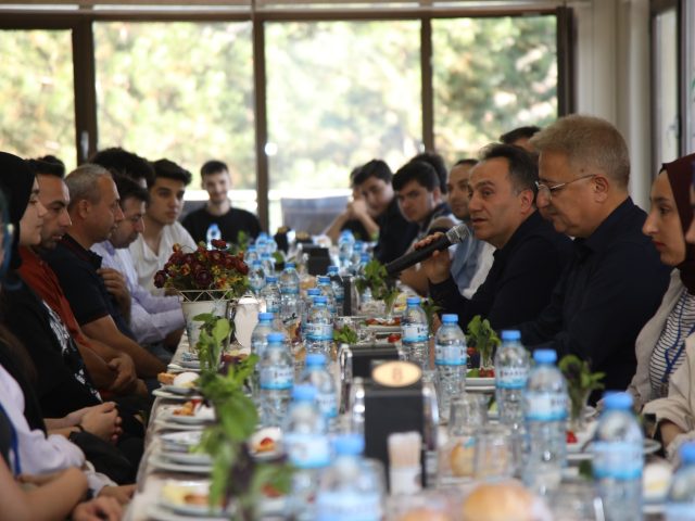 Rektör Prof.Dr.Fatih Yılmaz Öğrencilerle Kahvaltıda Bir Araya Geldi