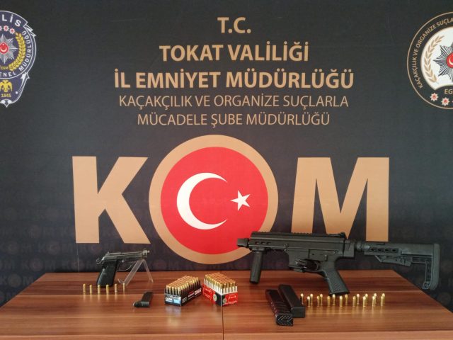 Tokat Emniyeti Kom Şube Ekipleri Turhal İlçesindeki Operasyonda Yasa Dışı Silahlar Ele Geçirdi