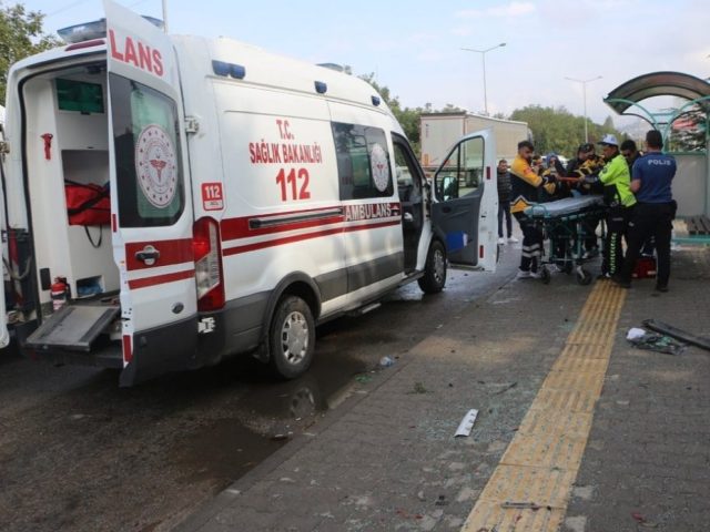 Tokat’ta park halindeki araca çarpan otomobil, daha sonra cami bahçesine uçtu. Kazada 1’i çocuk 11 kişi yaralandı.