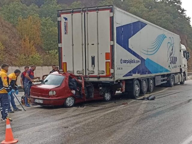 Tokat’ın Niksar ilçesinde tıra arkadan çarpan otomobildeki 3 kişi hayatını kaybetti.