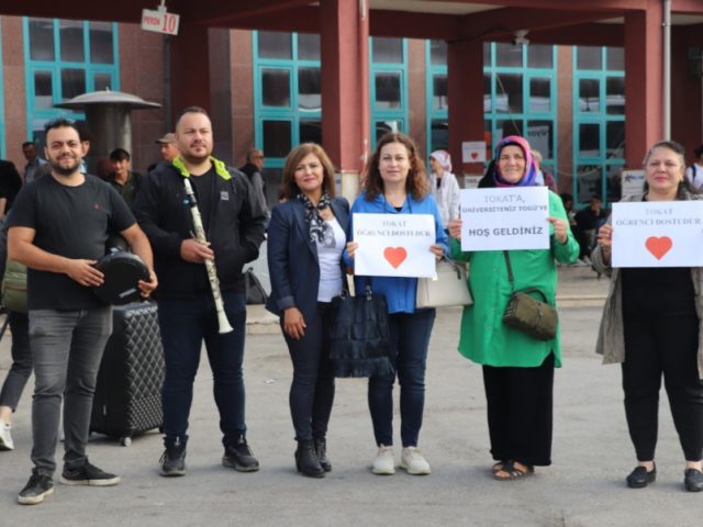 Tokat’ta Üniversite Öğrencileri Coşkulu Bir Karşılama İle Ağırlandı: Klarnet ve Darbuka Eşliğinde Renkli Anlar!