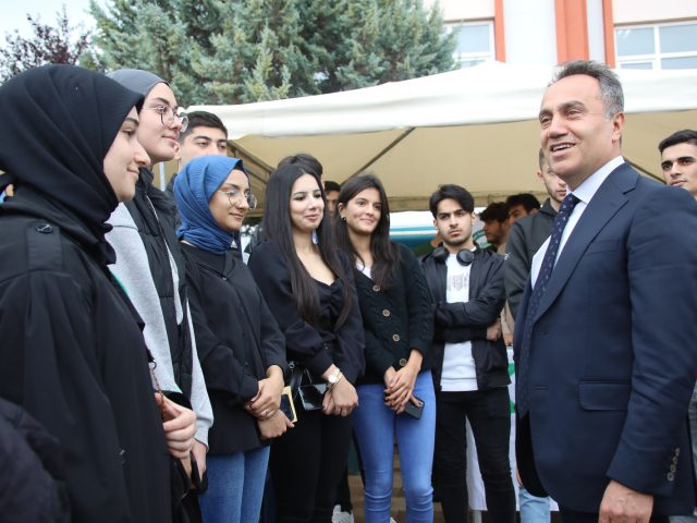 TOGÜ Rektörü Prof.Dr Fatih Yılmaz’dan Öğrenci Bilgilendirme Stantlarına Ziyaret