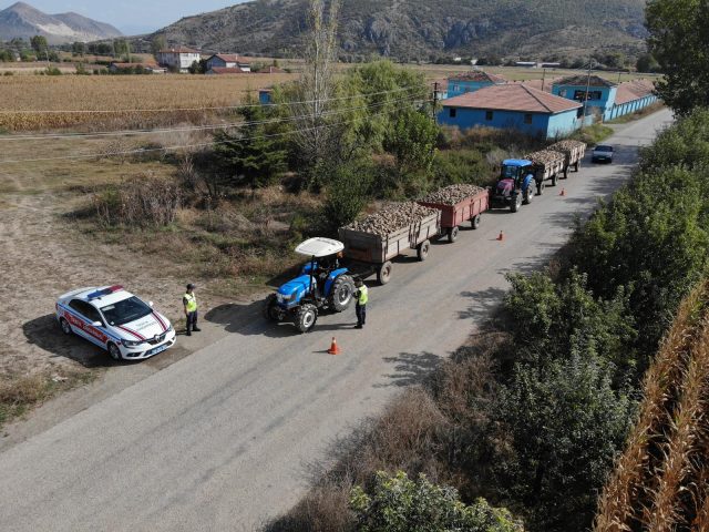 Tokat’ta Güvenli Ulaşım İçin Tokat İl Jandarma Trafik Ekipleri Gece Gündüz Görevde