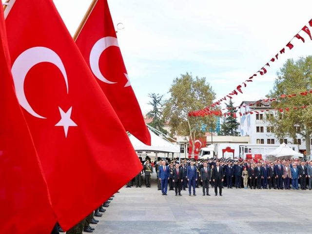 TOKAT’TA DEVLETİMİZİN 100.YAŞI KUTLAMARI YAPILAN ÇELENK SUNMA TÖRENİYLE BAŞLADI