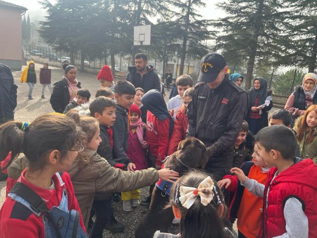 Tokat İl Komutanlığı, Eğitim Yılı Son Haftasında İki İlkokulu Ziyaret Etti: Jandarma Tanıtımı ve Bomba Arama Köpeği Gösterisi