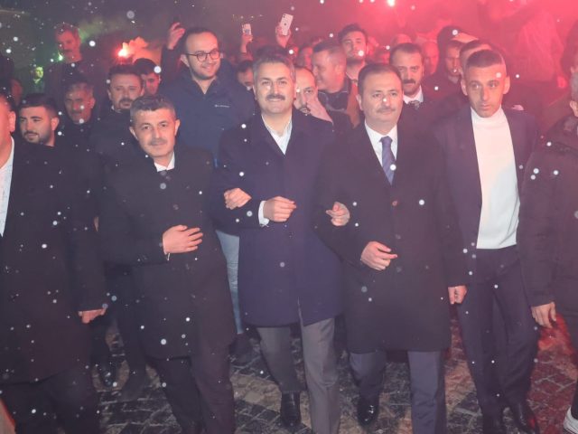 Tokat Belediye Başkanı ve Adayı Eyüp Eroğlu, Sulusokak’ta Coşkuyla Devam Eden Seçim Kampanyasını Sürdürdü