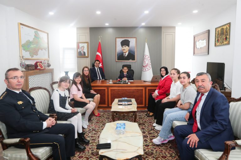 Tokat’ta 23 Nisan Coşkusu: Vali Makamı Minik Öğrenciye Emanet Edildi