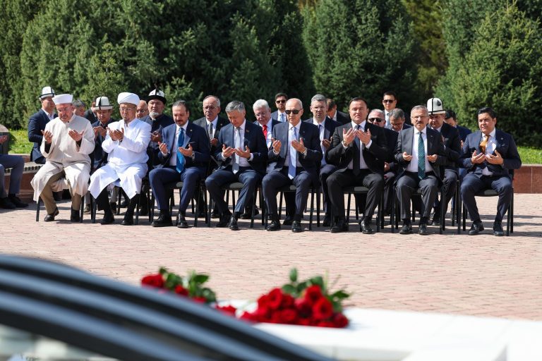 TBMM Heyeti Kırgızistan’da Ata-Beyit Anıtı’nı Ziyaret Etti