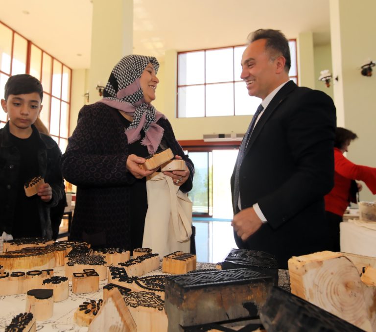 Bilgelikten Sanata: TOGÜ’den Zamanın ve Kumaşın Üzerinde İz Bırakan Eller Etkinliği