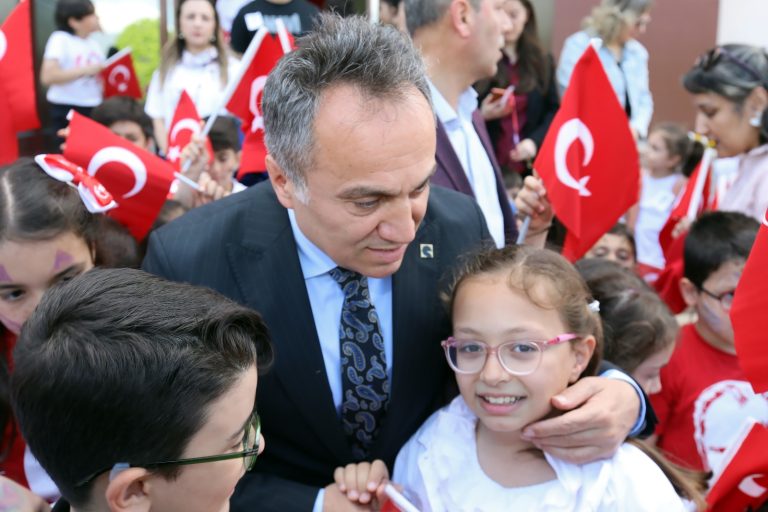 Taşlıçiftlik İlkokulu Öğrencilerinden Rektör Yılmaz’a 23 Nisan Ziyareti