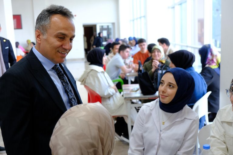 ❝Kantin Sohbetleri❞nde Rektör Yılmaz Öğrencilerle Buluştu