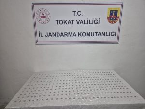 Tokat’ta kaçakçılıkla mücadele: Sahte içki, tarihi eser ve silahlar ele geçirildi
