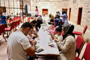 Tokat’ta Çocuklar Yaz Renklerini Balkonlara Taşıdı: Keyifli Etkinlik Yağıbasan Medresesi’nde Gerçekleşti