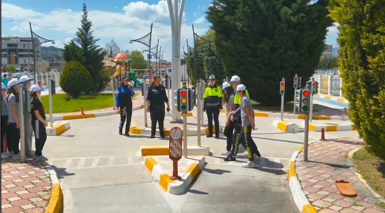 Tokat Emniyet Müdürlüğü; ❝Bir Kural Bir Ömür❞ temasıyla öğrencilere trafik bilinci aşılandı