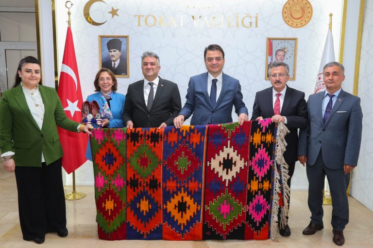 Tokat’ın Kültürel Mirasına Çifte Tescil: Kızık Kilimi ve Aynalı Çarık Coğrafi İşaret Aldı!