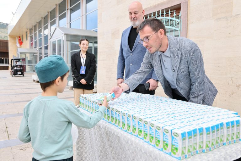 Belediye Başkanı Yazıcıoğlu’ndan Dünya Süt Günü Mesajı: Sağlıklı Nesiller İçin Ballı Süt