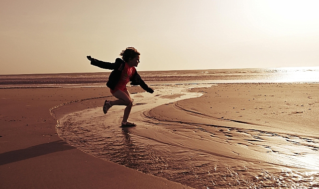 Tatilcilerin Bitmeyen İkilemi: Denize mi, Havuza mı Önce Girilmeli? Uzmanlar Yanıtladı