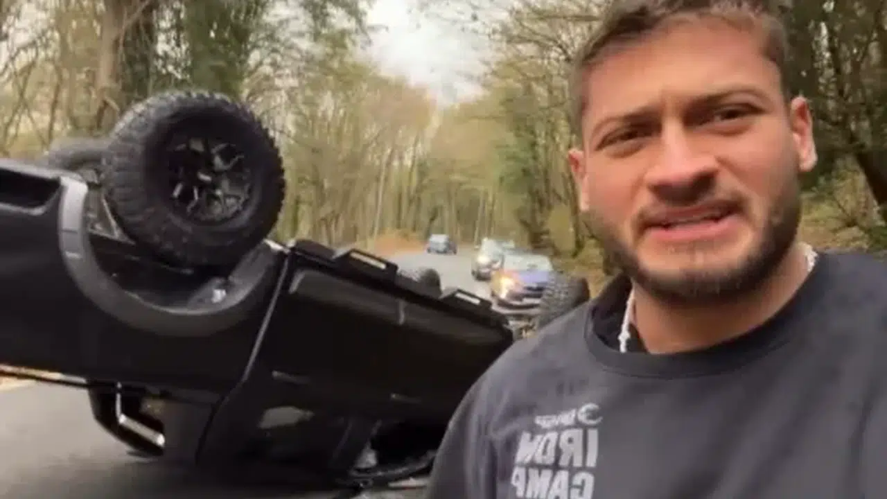 Sosyal Medya Fenomeni Gökalaf Korkunç Kazayı Hafif Sıyrıklarla Atlattı: Takla Atan Aracından Kendi Çabasıyla Çıktı