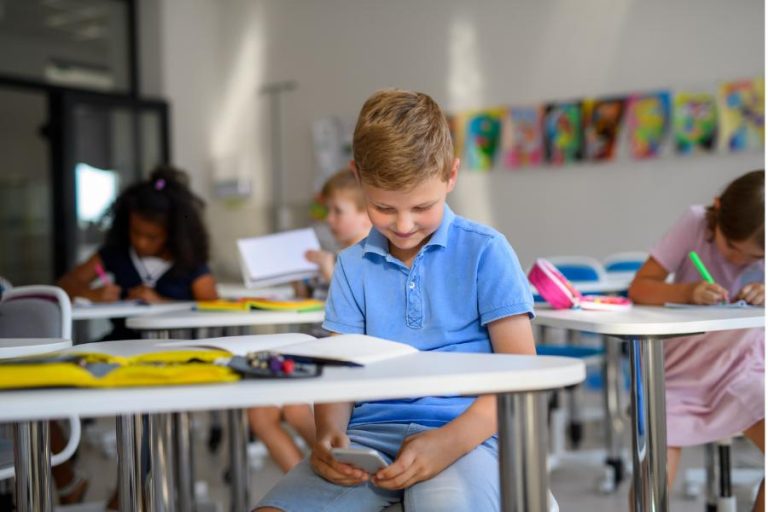 Dijital Dünyada Çocuk Büyütmek: Samsun’da Ebeveynler İçin Modern Rehberlik