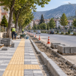 Tokat Sıtkı Ulaşoğlu Caddesi’nde parke, bordür ve yön taşı çalışması sürüyor