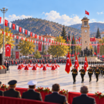 Turhal’da 29 Ekim coşkusu: Öğrencilerin gösterileri ve resmî geçitle kutlandı